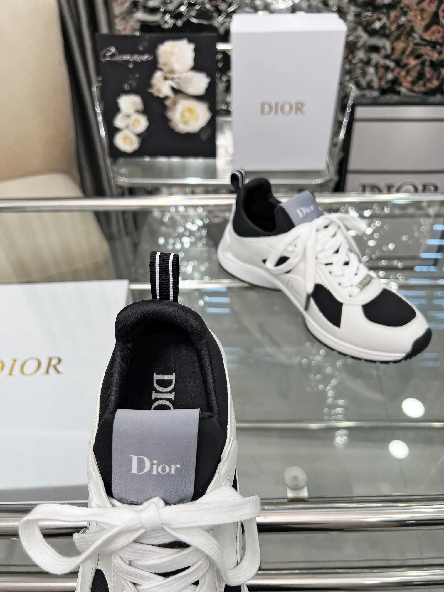 Men's shoes 💰540 Dior, the latest Star series on the show, this Dior Star dad sneaker is a new product for the fall of 2025, enriching the classic series with fashionable retro style. Carefully crafted, these Dad Shoes style shoes can be paired with casual looks all year round and follow the trend of the retro market. The Dior logo on the tongue also indicates that this pair of shoes is the B30 model! B30 uses fine-textured leather and mesh cloth materials to form a shoe body. There are conspicuous letters CD on both sides of the shoe body to indicate identity. The multiple lines on the shoe body outline the details, making the shoes look less monotonous and full of retro three-dimensionality! Size: Men’s size: 40-46 Color: four colors